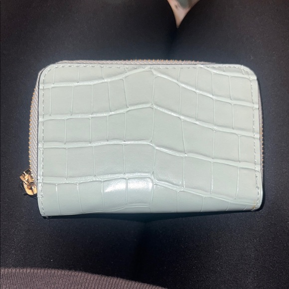 VS Elegant Mint Green Crocodile-Embossed Wallet - Picture 3 of 3
